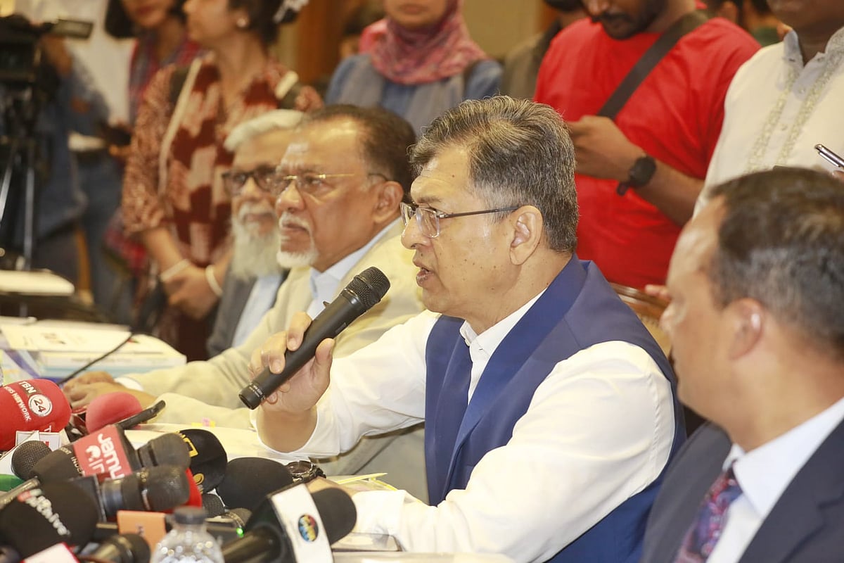 ঐকমত্য কমিশনের সঙ্গে তৃতীয় দিনের মতো  মঙ্গলবার আলোচনা করছে বিএনপি। কথা বলছেন বিএনপির স্থায়ী কমিটি সদস্য সালাহউদ্দিন আহমদ। জাতীয় সংসদ ভবনের এলডি হলে