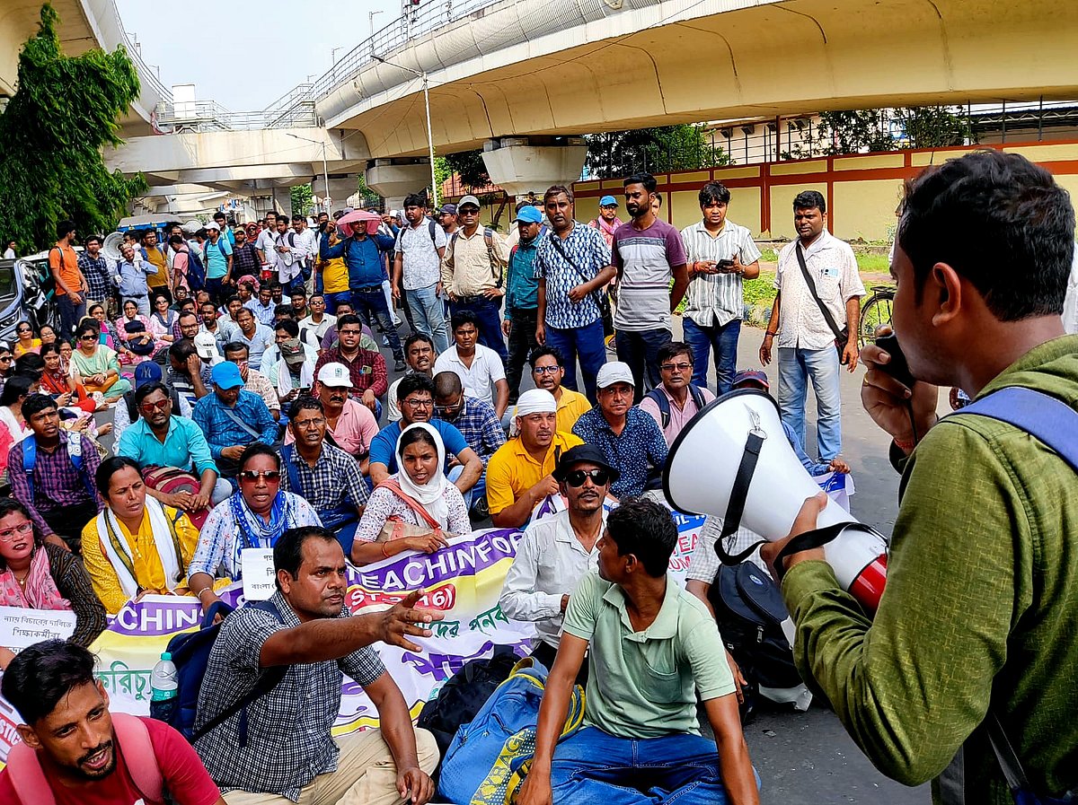 কলকাতার মধ্যশিক্ষা পর্ষদ দপ্তর অবরুদ্ধ করে রেখেছেন চাকরিচ্যুত শিক্ষক ও শিক্ষাকর্মীরা