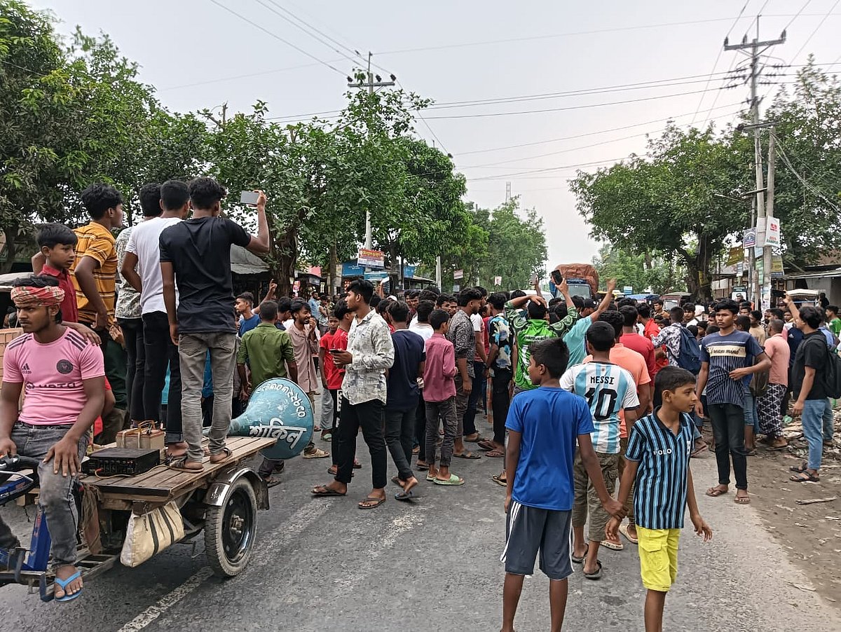 তারাগঞ্জে রংপুর-দিনাজপুর মহাসড়ক অবরোধ করে বিক্ষোভ। মঙ্গলবার বেলা সাড়ে তিনটায় বামনদীঘি এলাকায়
