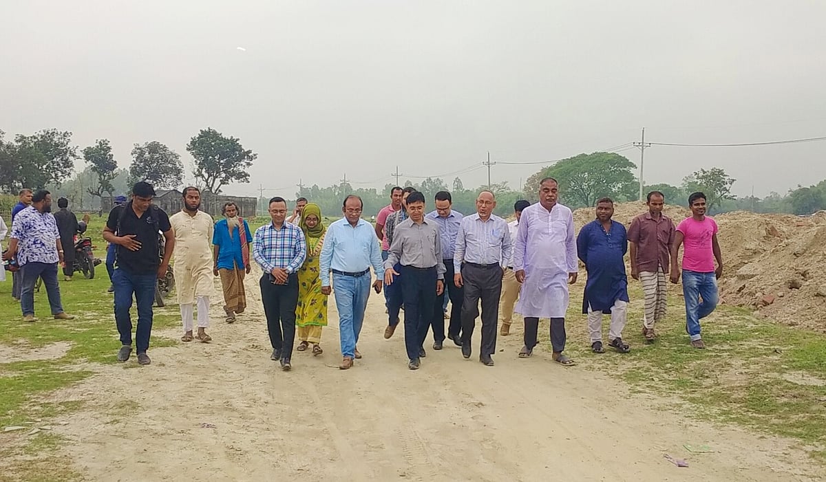 চীনের প্রস্তাবিত হাসপাতাল স্থাপনের জায়গা পরিদর্শনে রংপুর বিভাগীয় স্বাস্থ্য পরিচালক মো. হারুন অর রশিদ। মঙ্গলবার নীলফামারী সদরের দাড়োয়ানীতে