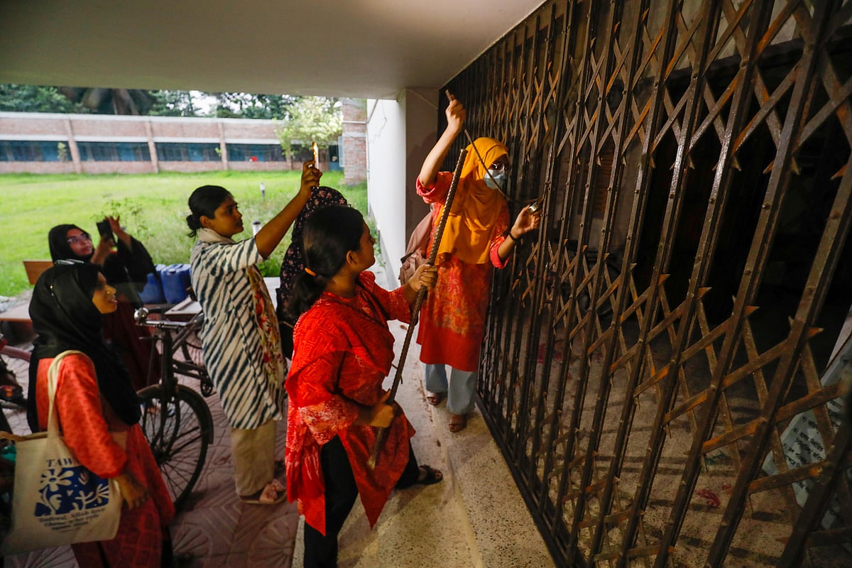 তালা ভেঙে হলে প্রবেশ করছেন ছাত্রীরা। মঙ্গলবার বিকেলে কুয়েটের রোকেয়া হলে