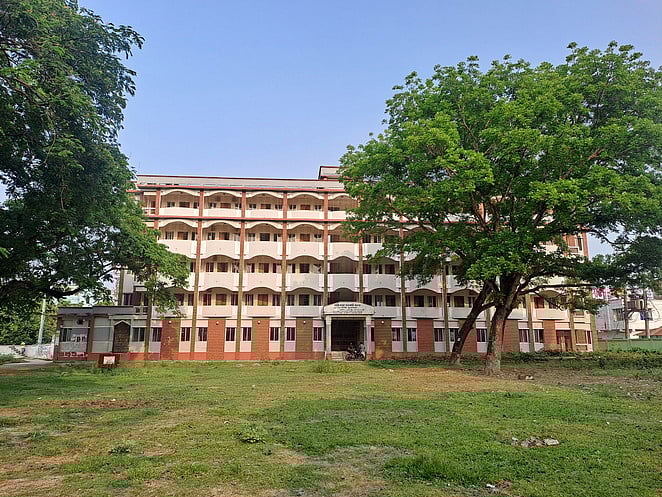 পাঁচতলা ছাত্রাবাস ভবনটি নির্মাণের পর আট বছর ধরে পড়ে আছে। ভেতরে ধুলা জমেছে আসবাবে। গাইবান্ধা সরকারি কলেজ ক্যাম্পাসে