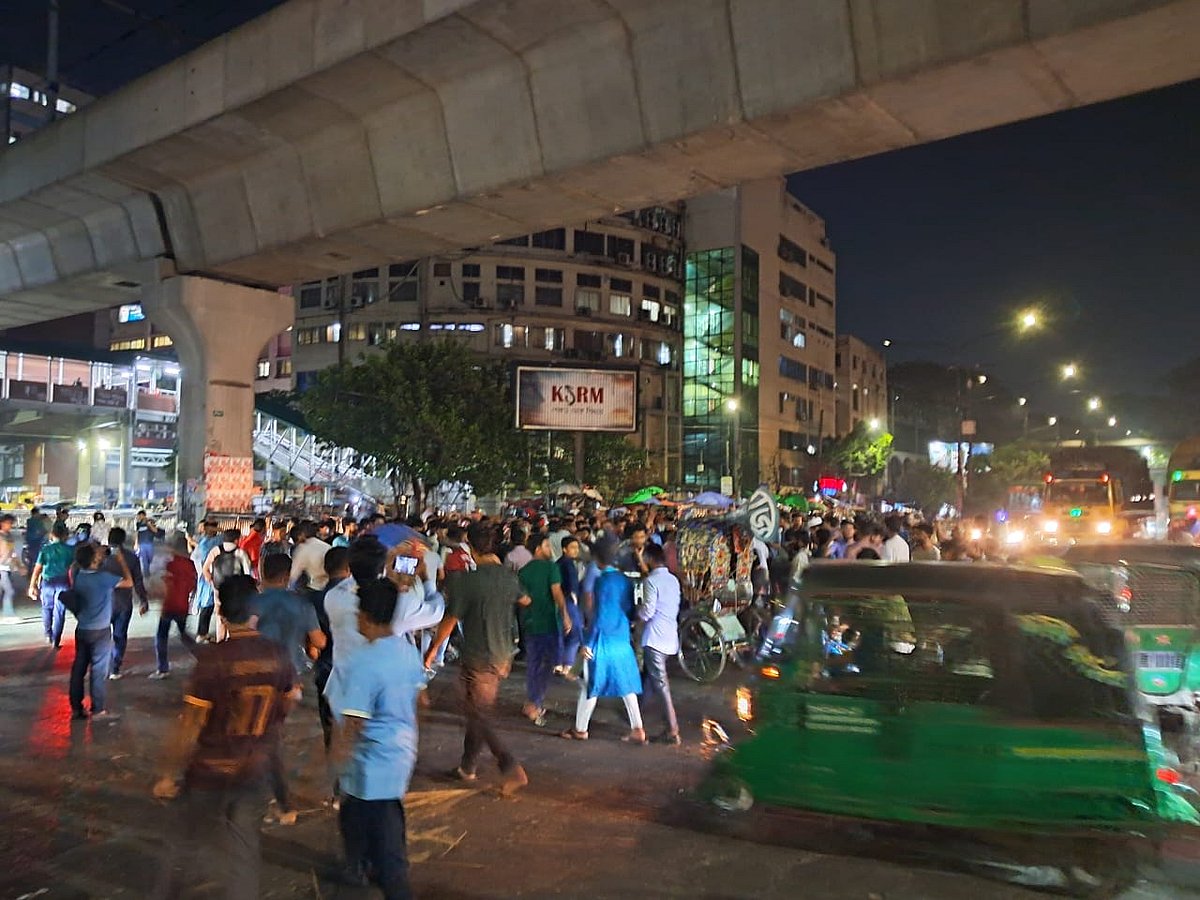 কুয়েটের উপাচার্যের পদত্যাগ দাবিতে শাহবাগ মোড় অবরোধ করেন বিভিন্ন প্রতিষ্ঠানের বেশ কিছু শিক্ষার্থী