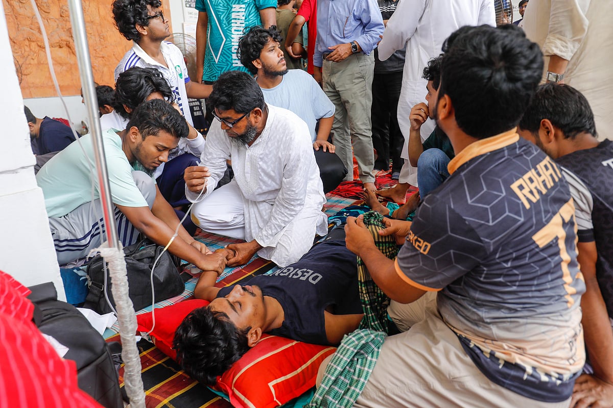 কুয়েটে উপাচার্যের পদত্যাগের দাবিতে দ্বিতীয় দিনের মতো শিক্ষার্থীরা অনশন করছেন। মঙ্গলবার কুয়েটের স্টুডেন্ট ওয়েলফেয়ার সেন্টারে