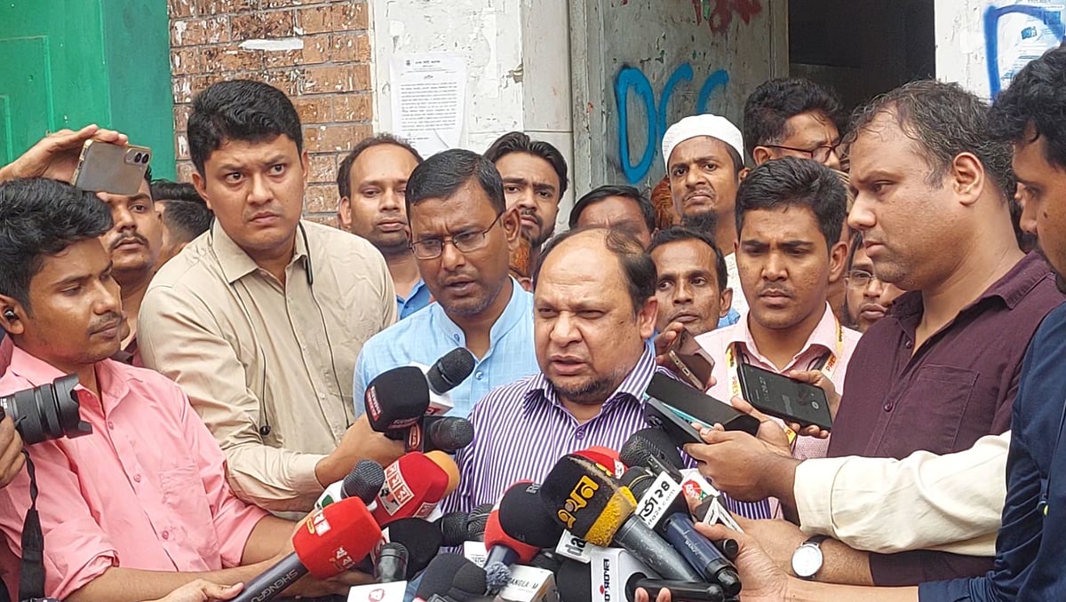 বিকেলে ঢাকা সিটি কলেজের সামনে সাংবাদিকদের সঙ্গে কথা বলেন ঢাকা সিটি কলেজের ভারপ্রাপ্ত অধ্যক্ষ এফ এম মোবারক হোসেন