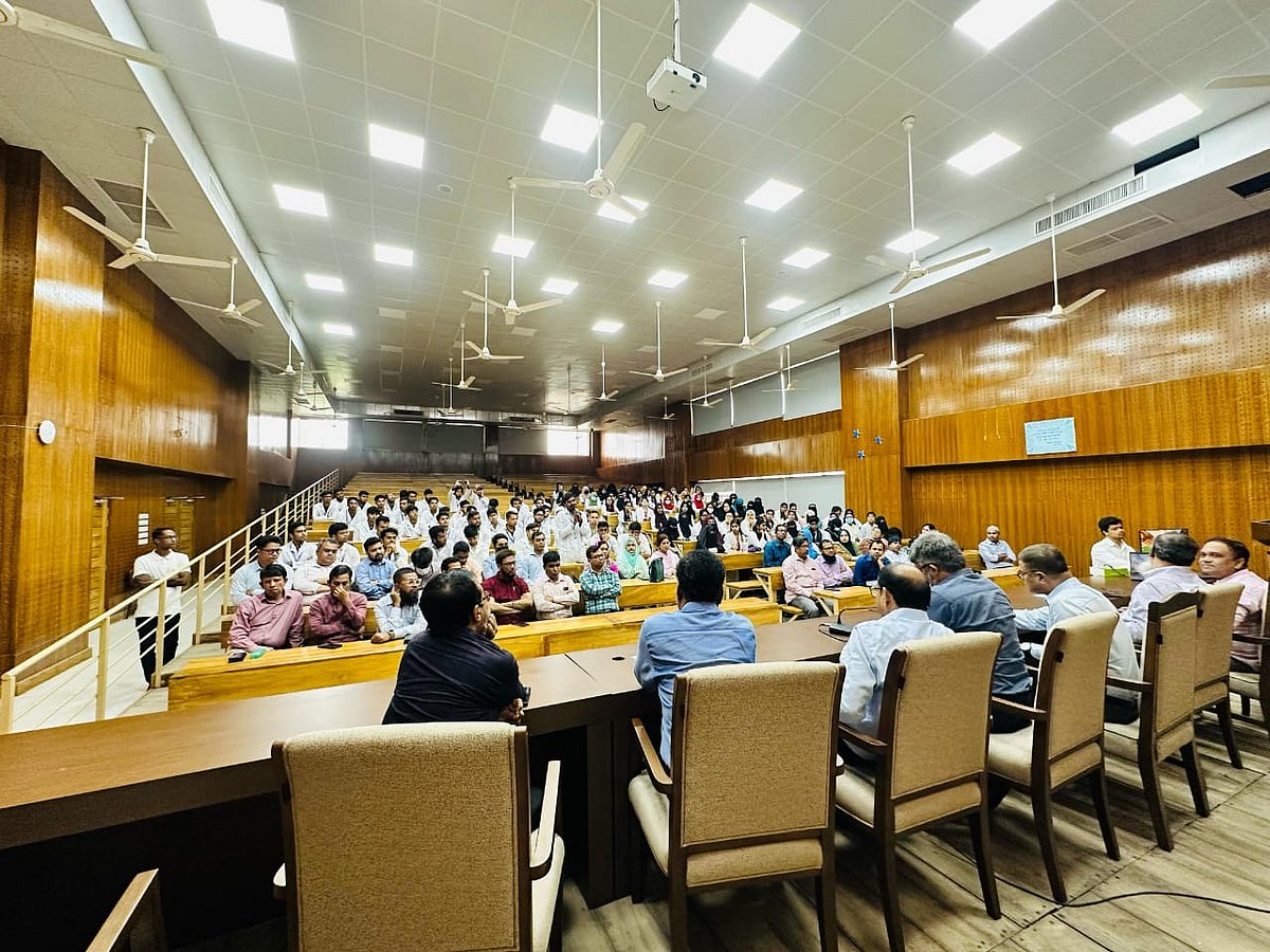 শিক্ষার্থীদের দাবির পরিপ্রেক্ষিতে স্বাস্থ্য বিভাগ ও কলেজ কর্তৃপক্ষের সঙ্গে এক বিশেষ বৈঠক অনুষ্ঠিত হয়েছে। আজ মঙ্গলবার সকালে