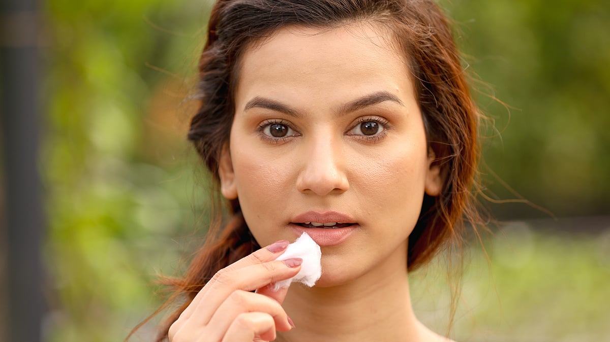 কৃত্রিম উপায়ে যেতে না চাইলে প্রাকৃতিকভাবেই ঠোঁটের রং গোলাপি করা সম্ভব