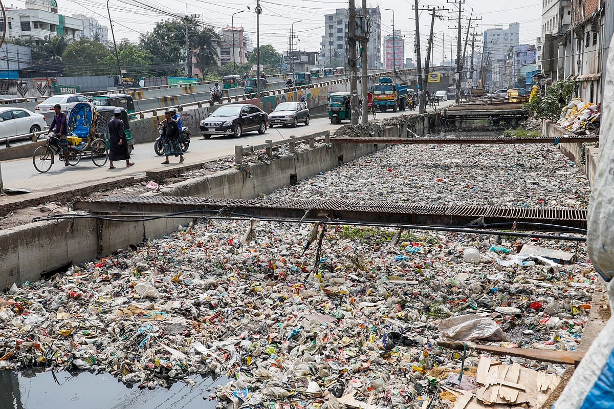 চট্টগ্রাম নগরের বিভিন্ন স্থানে এখনো অরক্ষিত খাল-নালা। এতে বিভিন্ন সময় ঘটছে দুর্ঘটনা। গত রোববার বেলা একটায় বহদ্দারহাট এলাকায়