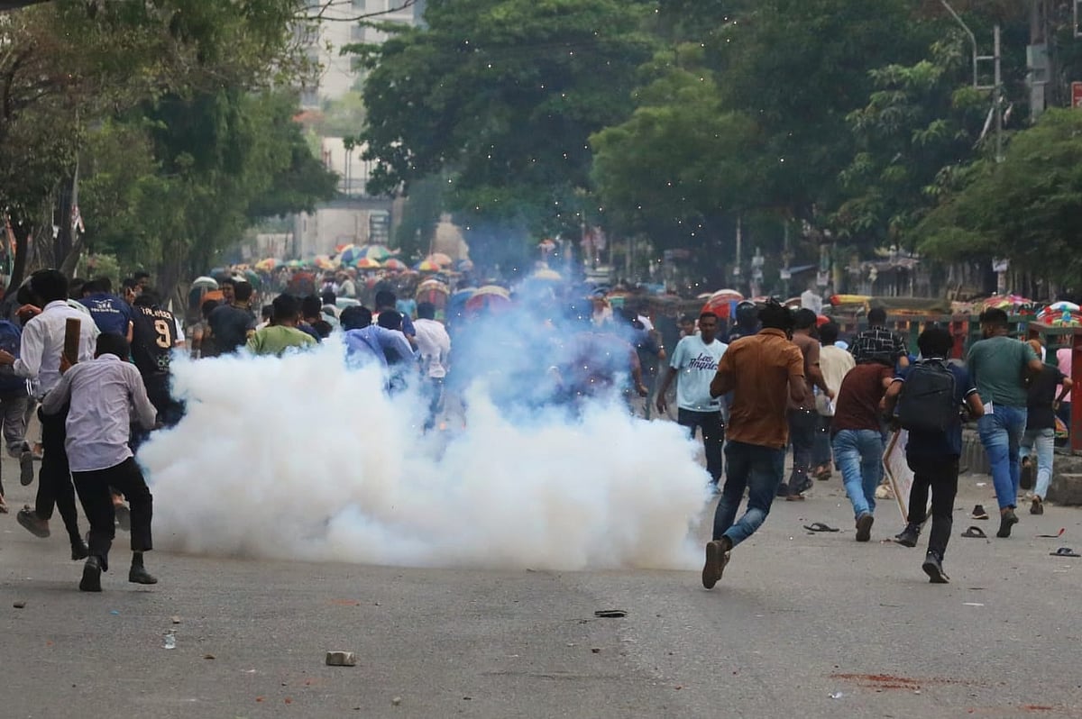 ঢাকা কলেজ ও সিটি কলেজের শিক্ষার্থীদের সংঘর্ষ থামাতে কাঁদানে গ্যাসের শেল নিক্ষেপ করে পুলিশ। আজ মঙ্গলবার দুপুরে রাজধানী সায়েন্স ল্যাব এলাকায়