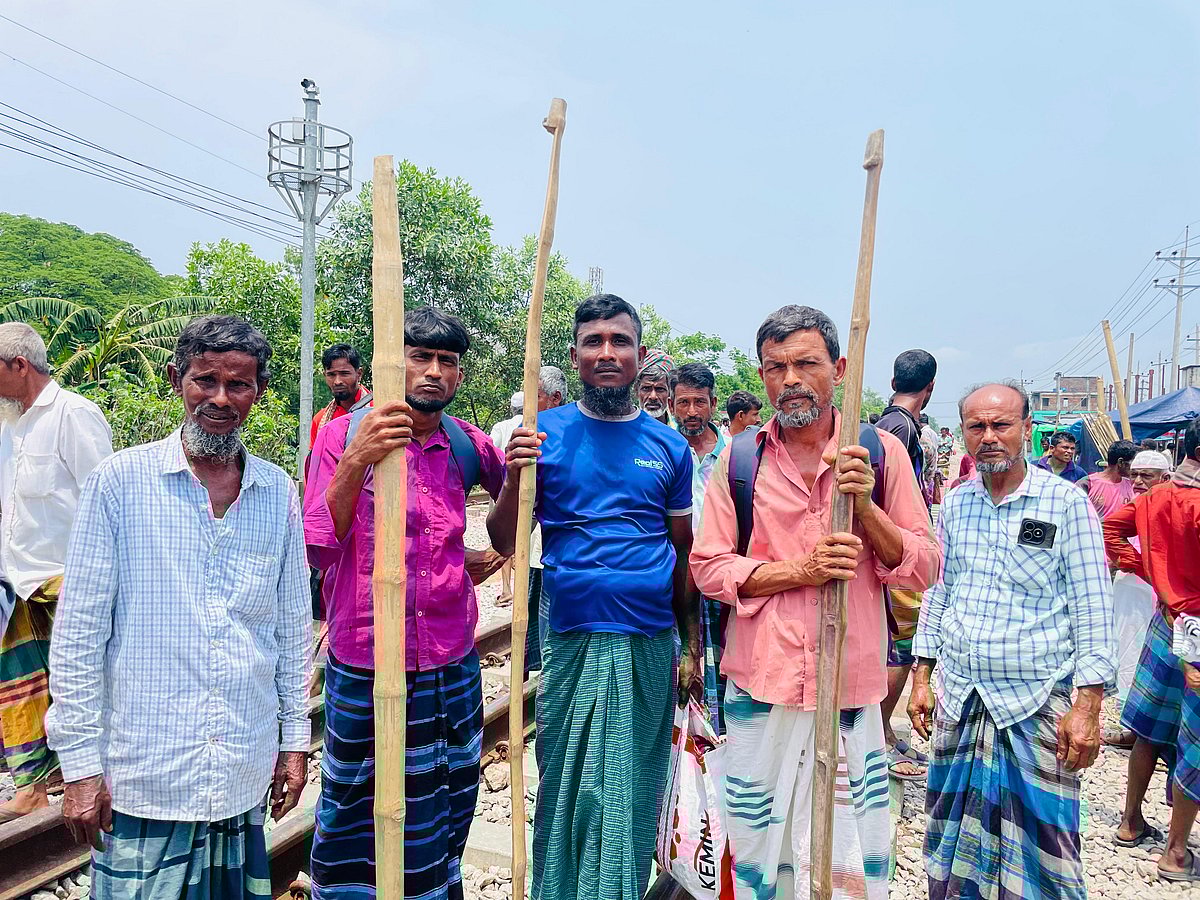 বোরো ধান গোলায় তোলার সময় কুমিল্লায় জমজমাট শ্রম বিক্রির হাট। সোমবার কুমিল্লা সদর দক্ষিণ উপজেলার বিজয়পুর বাজার লাগোয়া রেলগেট এলাকায়