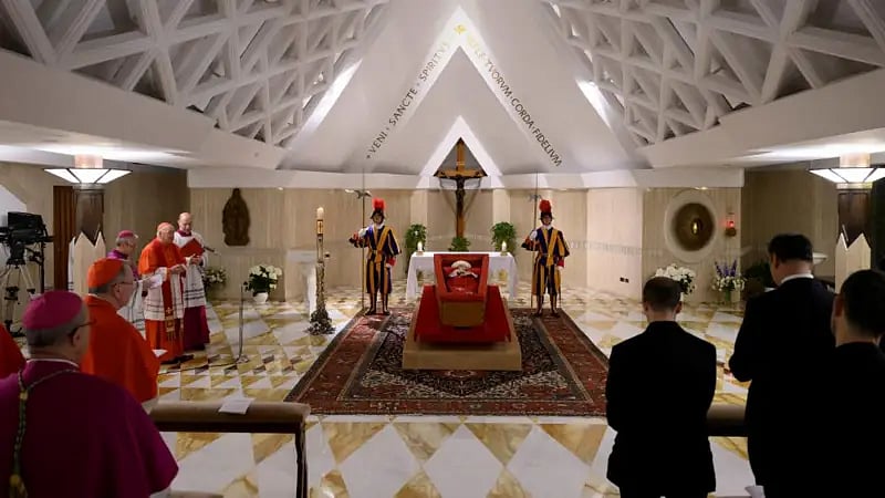 ভ্যাটিকানে নিজ বাসভবন কাসা সান্তা মার্তায় পোপ ফ্রান্সিসের মরদেহ রাখা হয়েছে