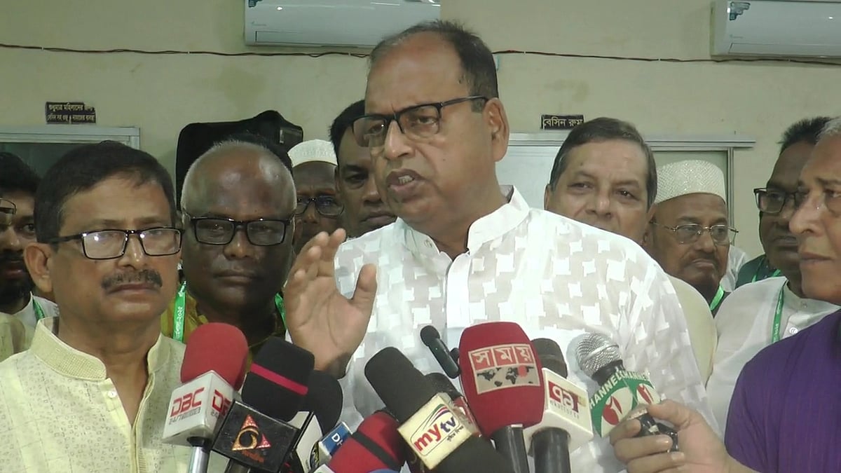 কুড়িগ্রামে প্রশিক্ষণ কর্মশালার উদ্বোধনের পর সাংবাদিকদের সঙ্গে কথা বলছেন বিএনপি নেতা শামসুজ্জামান। মঙ্গলবার সকালে শহরের আলমাস কমিউনিটি সেন্টারে