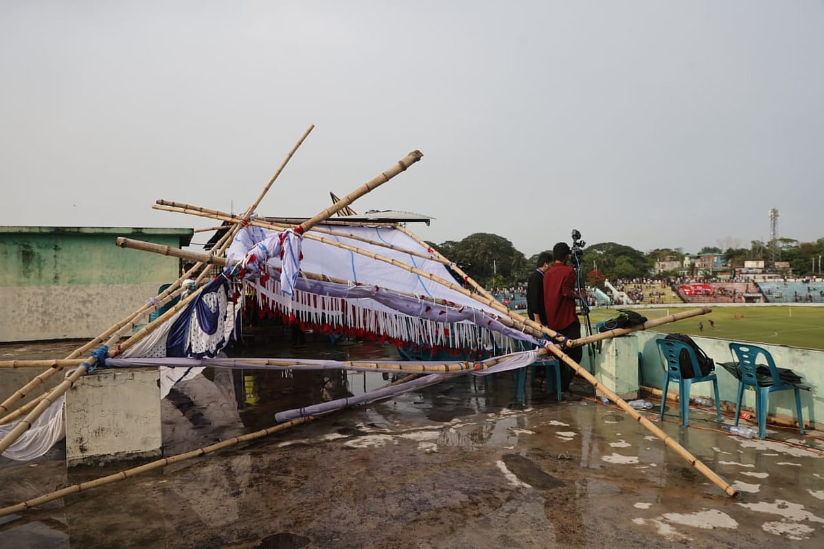 ময়মনসিংহে ঝড়ে ভেঙে পড়ে গ্যালারির ছাউনির একাংশ। উড়ে যায় অস্থায়ী ডাগআউটও