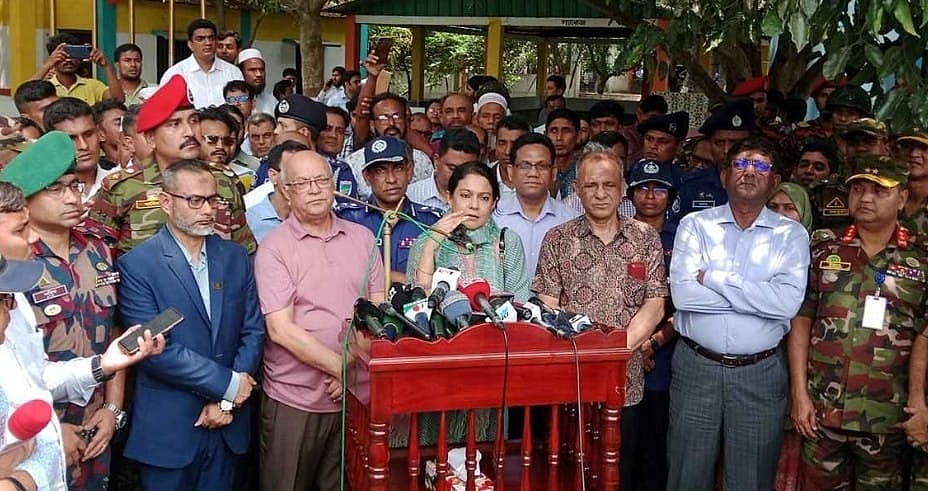 যশোরের ভবদহ ২১-ভেন্ট স্লুইসগেট এলাকা পরিদর্শনের পর ভবদহ মহাবিদ্যালয়ের মাঠে বিফ্রিংয়ে বক্তব্য দেন পরিবেশ উপদেষ্টা সৈয়দা রিজওয়ানা হাসান। মঙ্গলবার দুপুরে