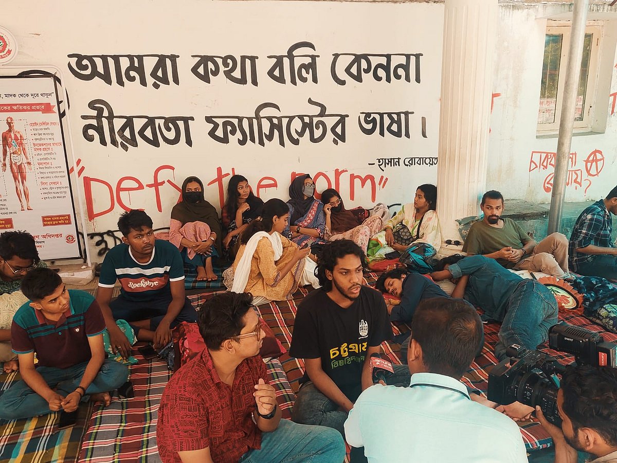 সহপাঠীদের সঙ্গে অনশনরত শিক্ষার্থীরা। আজ সকালে চট্টগ্রাম বিশ্ববিদ্যালয়ের প্রশাসনিক ভবনের সামনে