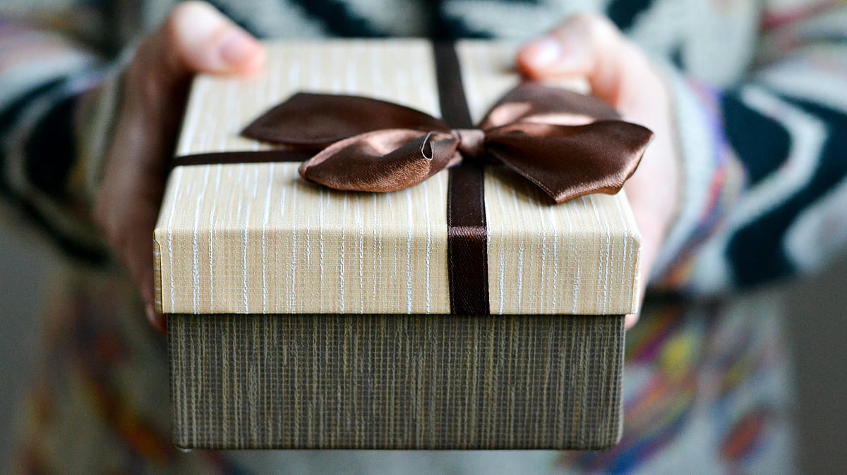 উপহার দেওয়ার সময়