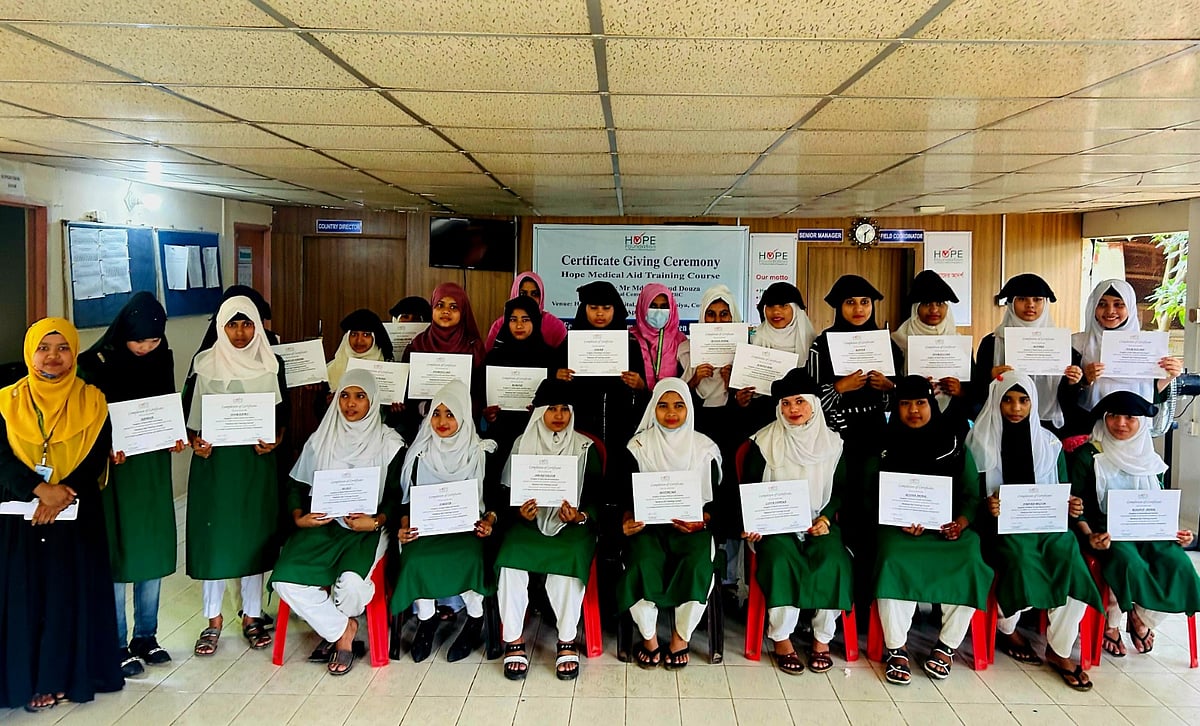 ৯ মাসের চিকিৎসা বিষয়ক প্রশিক্ষণ সম্পন্ন করার পর সনদপত্র হাতে রোহিঙ্গা তরুণীরা