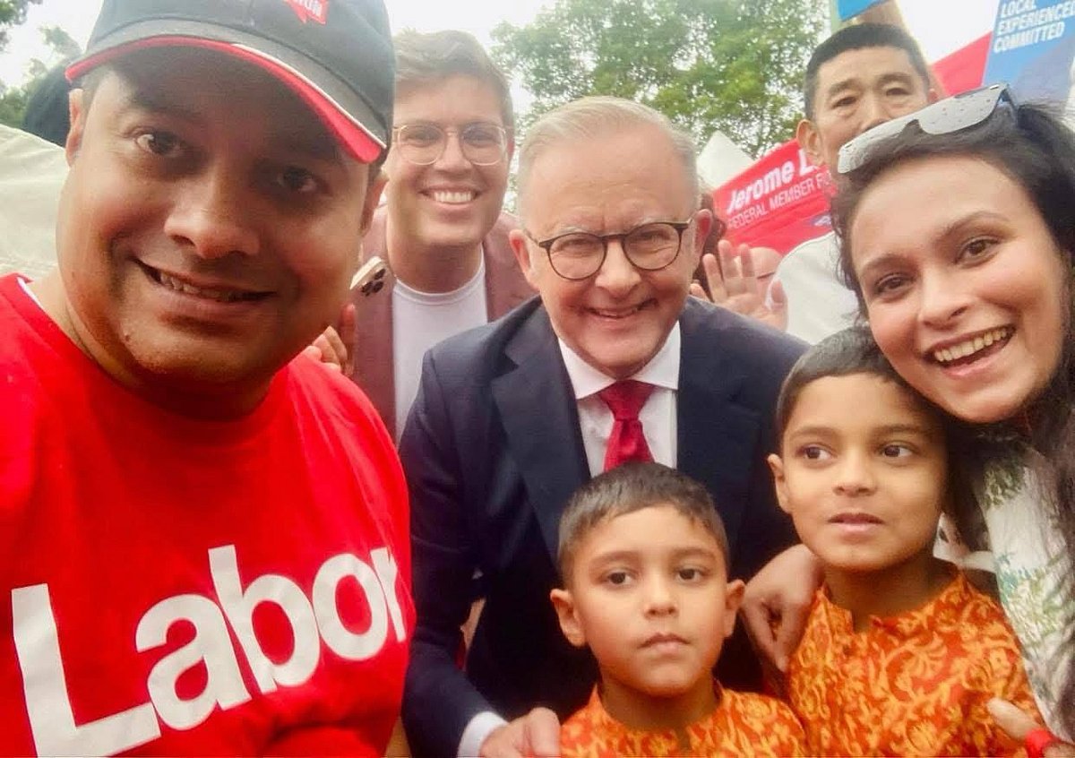 অস্ট্রেলিয়ায় বসবাসরত বাংলাদেশি কমিউনিটির মানুষের সঙ্গে প্রধানমন্ত্রী অ্যান্টনি আলবানিজ। সম্প্রতি সিডনিতে