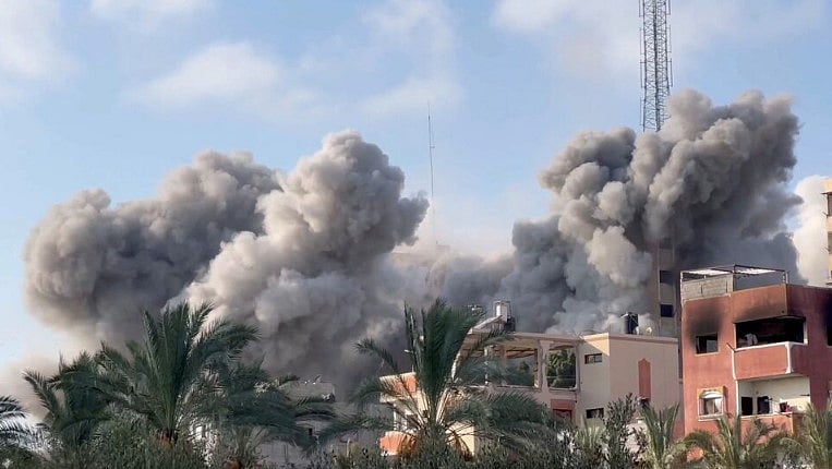 গাজা উপত্যকার নুসেইরাত এলাকার একটি আবাসিক ভবনে ইসরায়েলি হামলার পর ধোঁয়া উড়ছে