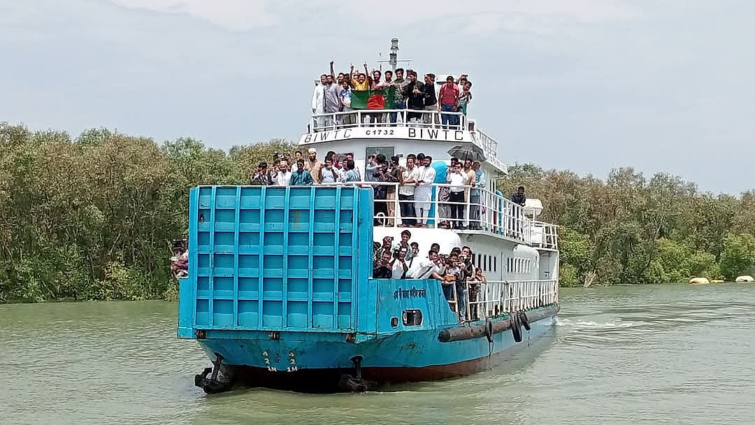কক্সবাজার–মহেশখালী নৌপথে পরীক্ষামূলকভাবে চলাচল করছে সি-ট্রাক। গত শুক্রবার মহেশখালী জেটিঘাট এলাকায়