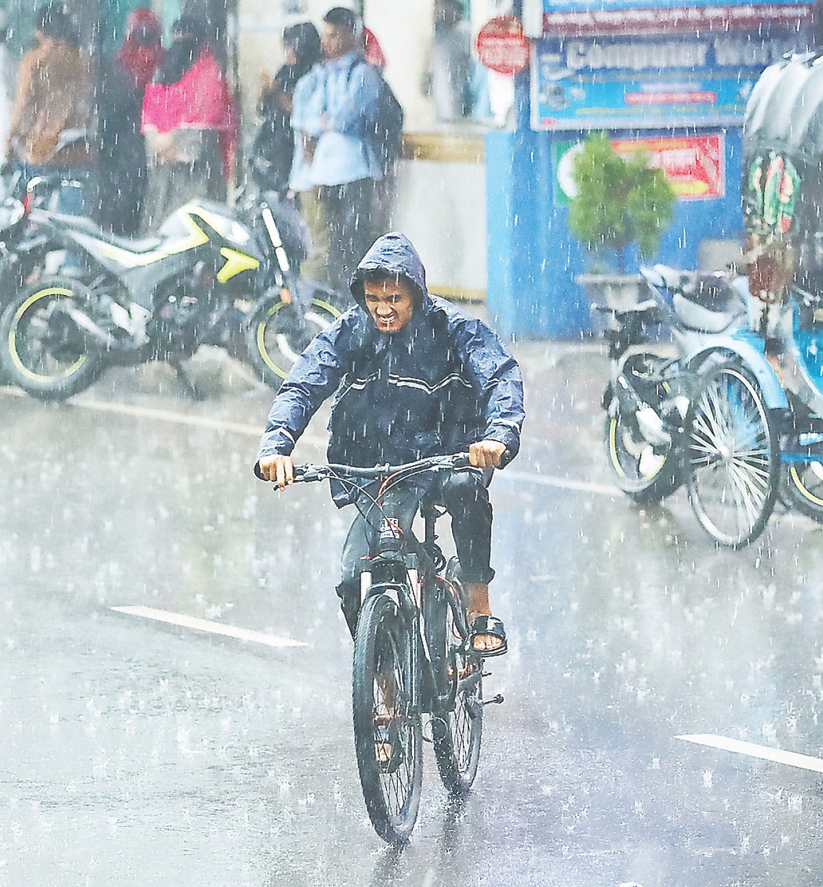 ঝোড়ো হাওয়ার সঙ্গে বৃষ্টি। এর মধ্যে সাইকেল চালিয়ে গন্তব্যে যাচ্ছেন এক তরুণ। গতকাল বিকেলে বরিশাল নগরের সদর রোডে