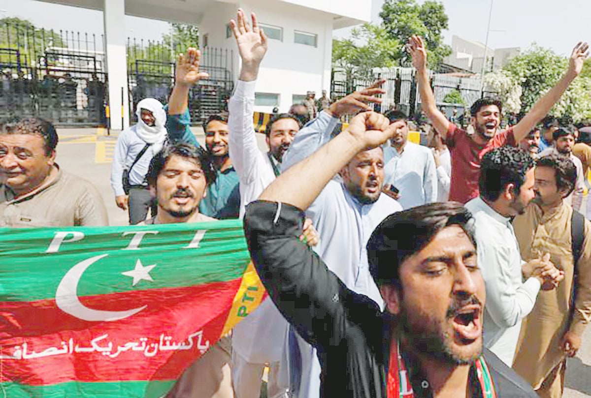 পাকিস্তানের রাজনীতিতে দীর্ঘদিন ধরেই অস্থিরতা চলছে