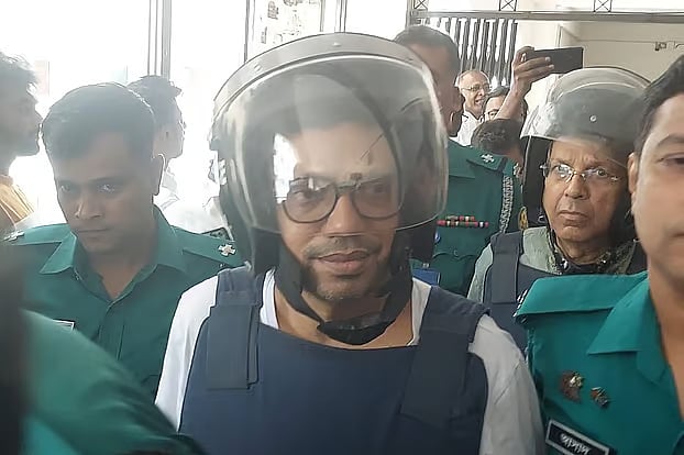 জুনাইদ আহ্‌মেদ পলককে গতকাল সোমবার হাজতখানা থেকে আদালতে নিয়ে যায় পুলিশ