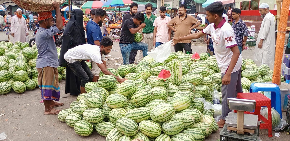 খুলনার তরমুজের পসরা সাজিয়েছেন এক বিক্রেতা। আজ মঙ্গলবার বিকেলে রাজধানীর কারওরান বাজারে