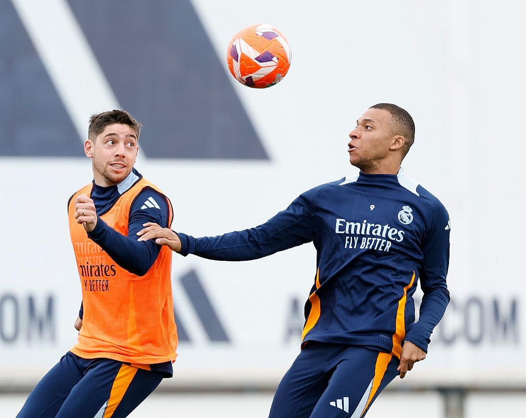 লা লিগায় হেতাফের বিপক্ষে ম্যাচ সামনে রেখে অনুশীলনে রিয়াল মাদ্রিদ তারকা কিলিয়ান এমবাপ্পে ও ফেদেরিকো ভালভের্দে