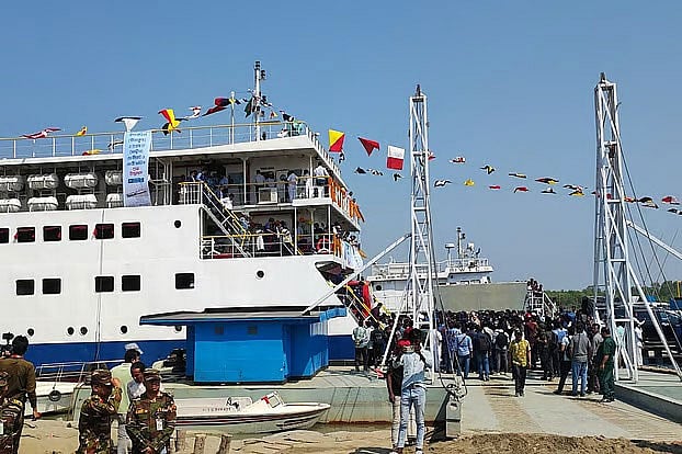সন্দ্বীপের গুপ্তছড়া ঘাটের পন্টুনে ফেরি কপোতাক্ষ। সম্প্রতি তোলা ছবি।