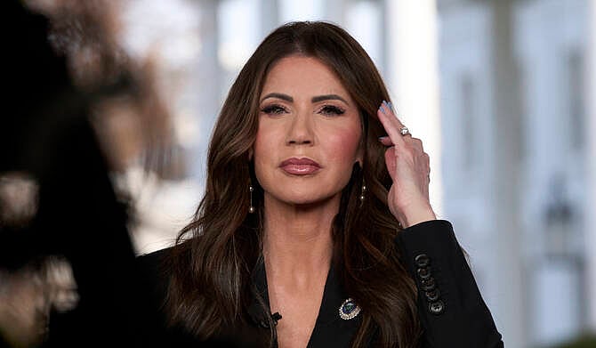 হোমল্যান্ড সিকিউরিটি বিভাগের মন্ত্রী ক্রিস্টি নোয়েম