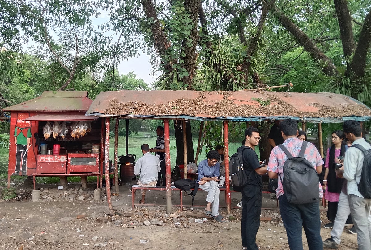 শাহজালাল বিজ্ঞান ও প্রযুক্তি বিশ্ববিদ্যালয়ের ‘লাল মামার টং’। ক্লাসের ফাঁকে শিক্ষার্থীরা সেখানে আড্ডায় মেতে ওঠেন