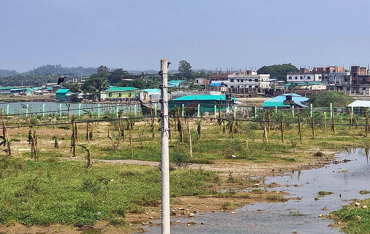 কক্সবাজার শহরের বাঁকখালী নদীর কস্তুরাঘাট এলাকায় প্যারাবন ধ্বংস করে নির্মিত হয়েছে অবৈধ স্থাপনা