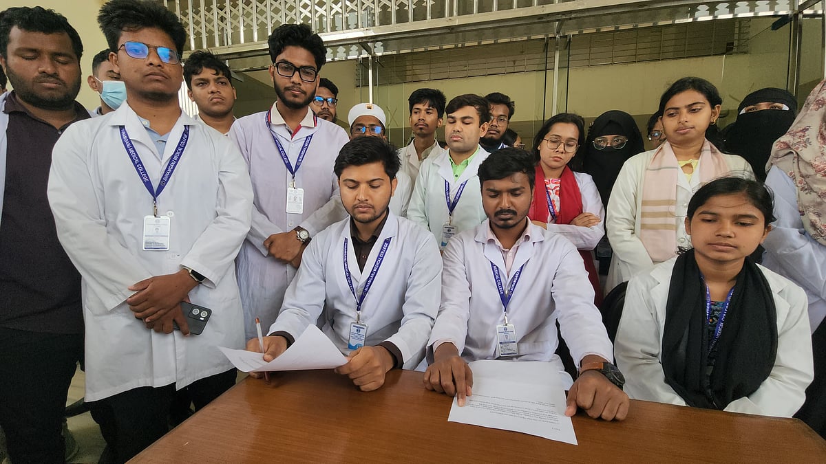 সংবাদ সম্মেলন করে আন্দোলন স্থগিত করে ক্লাসে ফেরার ঘোষণা দিয়েছেন সুনামগঞ্জ মেডিকেল কলেজের শিক্ষার্থীরা। আজ বুধবার সকালে