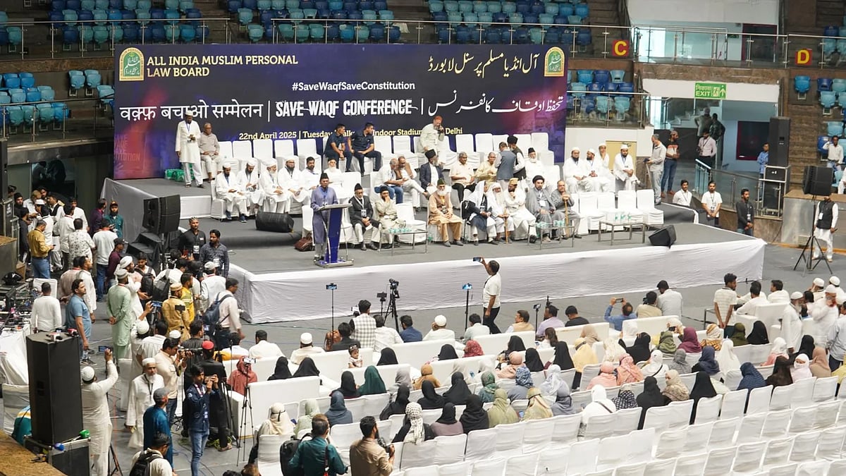 ‘ওয়াক্ফ বাঁচাও’ আন্দোলনের অংশ হিসেবে ভারতের দিল্লির তালকাটোরা স্টেডিয়ামে আয়োজিত সমাবেশ
