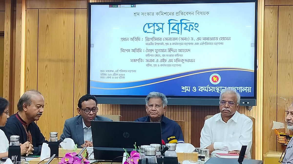 সচিবালয়ে নৌপরিবহন মন্ত্রণালয়ের সভাকক্ষে আজ বুধবার সংবাদ সম্মেলনে কথা বলেন শ্রম ও কর্মসংস্থান মন্ত্রণালয়ের উপদেষ্টা ব্রিগেডিয়ার জেনারেল (অব.) এম সাখাওয়াত হোসেন