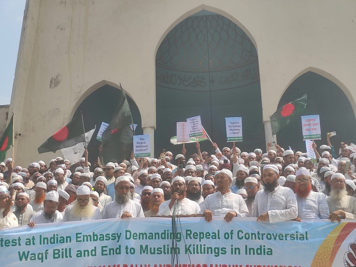 বায়তুল মোকাররম মসজিদের উত্তর গেটে বিক্ষোভ সমাবেশে খেলাফত মজলিসের নেতা-কর্মীরা