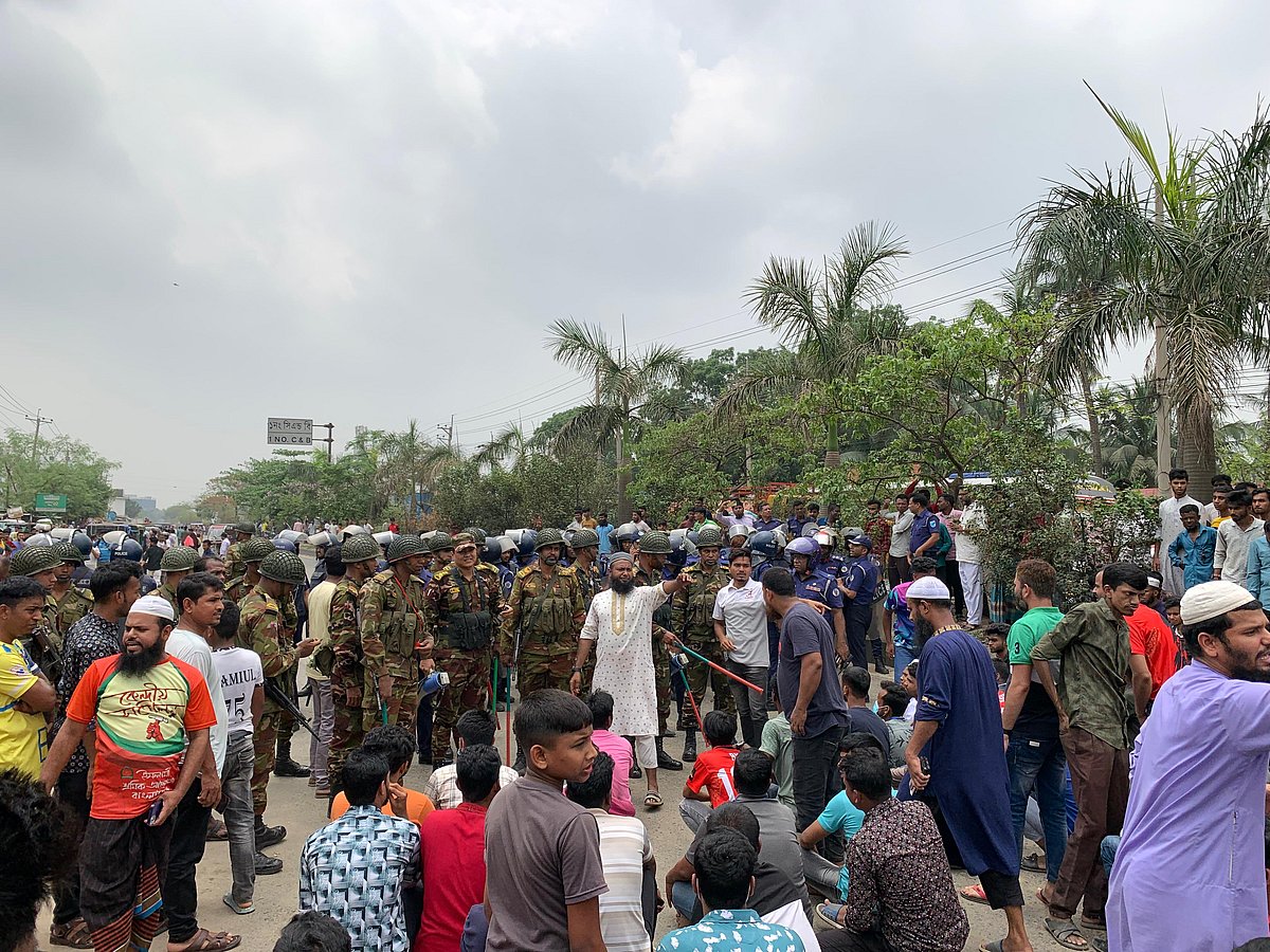 শ্রমিক ছাঁটাইয়ের প্রতিবাদে গাজীপুরের শ্রীপুরে ঢাকা-ময়মনসিংহ মহাসড়ক অবরোধ করে বিক্ষোভ করেন শ্রমিকেরা। আজ বুধবার বেলা ১১টায় ১ নম্বর সিঅ্যান্ডবি এলাকায়