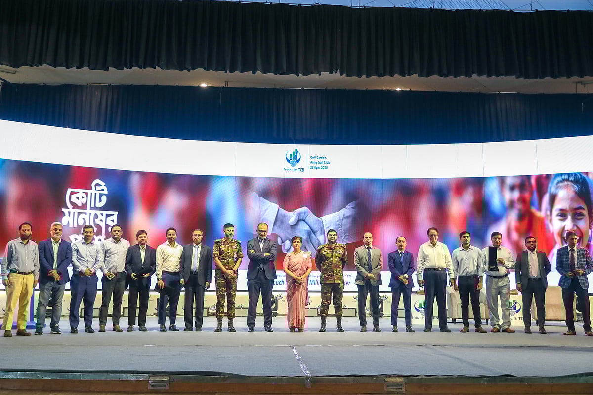 টিসিবির পণ্য বিক্রিতে ৭ হাজার কোটি টাকা ভর্তুকি দিতে হয়
‘টিসিবির সঙ্গে ব্যবসা’ শীর্ষক সংলাপে বাণিজ্য উপদেষ্টা শেখ বশিরউদ্দীনের সঙ্গে সরকারি কর্মকর্তা ও ব্যবসায়ীরা। আজ ঢাকার আর্মি গলফ ক্লাবের গল্ফ গার্ডেনে