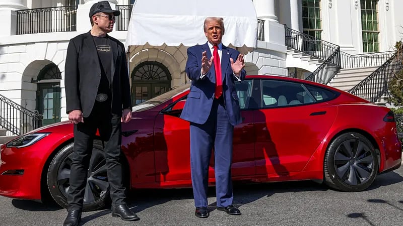 মার্কিন প্রেসিডেন্ট ডোনাল্ড ট্রাম্প (ডানে) ও টেসলার প্রধান ইলন মাস্ক (বাঁয়ে)