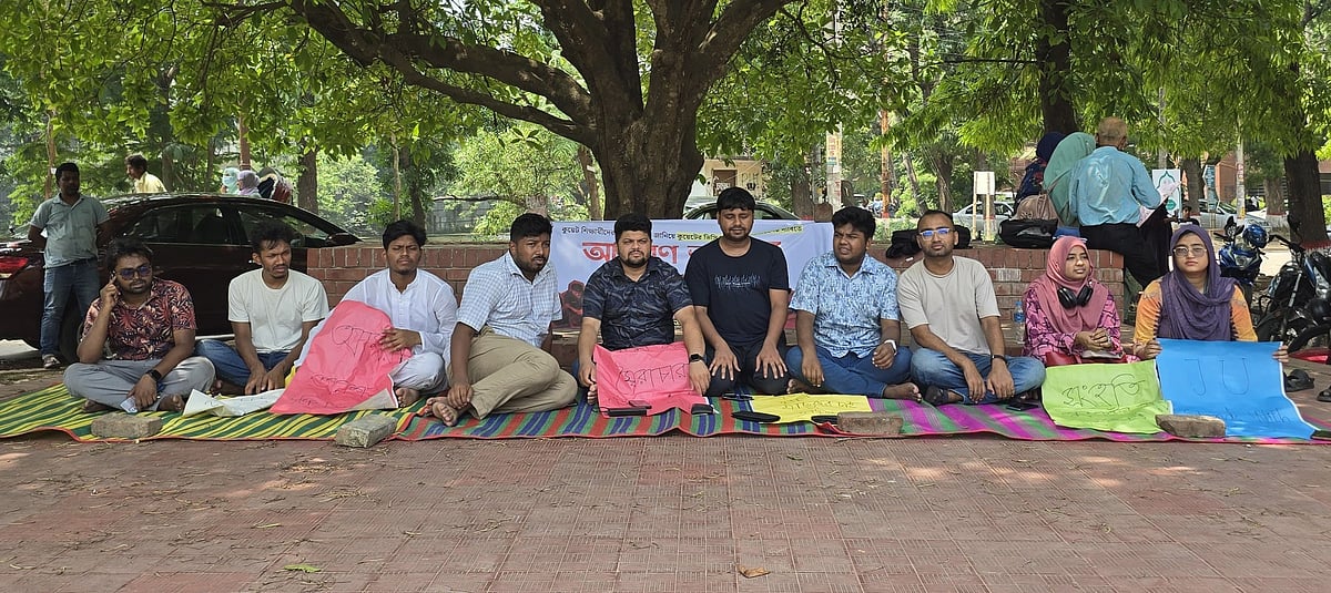 আমরণ অনশনে বাংলাদেশ গণতান্ত্রিক ছাত্র সংসদ জাহাঙ্গীরনগর বিশ্ববিদ্যালয় শাখার ৮ নেতা-কর্মী। আজ দুপুর সাড়ে ১২টার দিকে বিশ্ববিদ্যালয়ের মহুয়া মঞ্চে