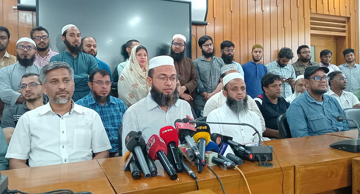 খুলনা প্রকৌশল ও প্রযুক্তি বিশ্ববিদ্যালয়ে শিক্ষকদের বিফ্রিং। আজ বুধবার দুপুরে শিক্ষক সমিতির সভাকক্ষে