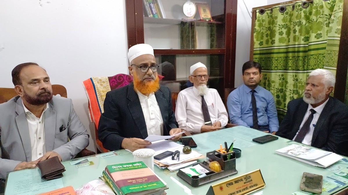 পঞ্চগড় জেলা জজ আদালতের সরকারি কৌঁসুলি (পিপি) মো. আদম সুফি তাঁর কার্যালয়ে সংবাদ সম্মেলনে লিখিত বক্তব্য পাঠ করেন। বুধবার বেলা পৌনে ১১টার দিকে