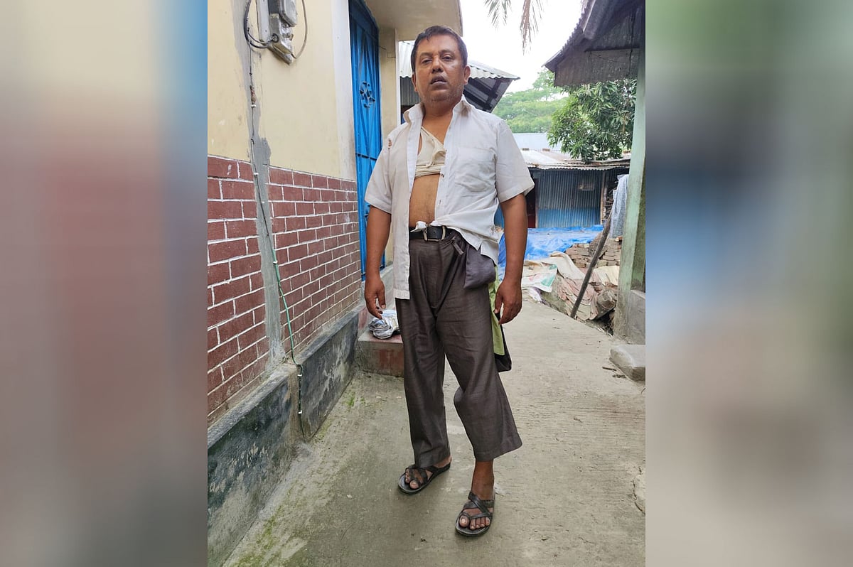 মারধরের পর পরনের জামা-কাপড় ছিঁড়ে ফেলা হয় নোয়াখালীর নরোত্তমপুর ইউনিয়ন উচ্চবিদ্যালয়ের প্রধান শিক্ষক ইউনুস নবীর।  আজ বেলা সোয়া ১১টার দিকে বেগমগঞ্জ উপজেলার নরোত্তমপুর ইউনিয়নে