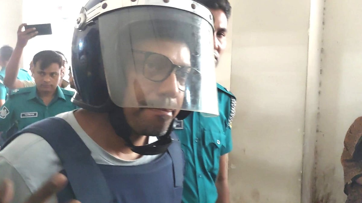 সাবেক তথ্য ও যোগাযোগপ্রযুক্তি প্রতিমন্ত্রী জুনাইদ আহ্মেদ পলককে আজ বুধবার ঢাকার চিফ মেট্রোপলিটন ম্যাজিস্ট্রেট (সিএমএম) আদালতে হাজির করা হয়