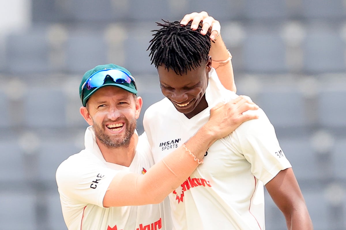 জিম্বাবুয়ের অধিনায়ক ক্রেইগ আরভিনের (বাঁয়ে) সঙ্গে পেসার ব্লেসিং মুজারাবানি