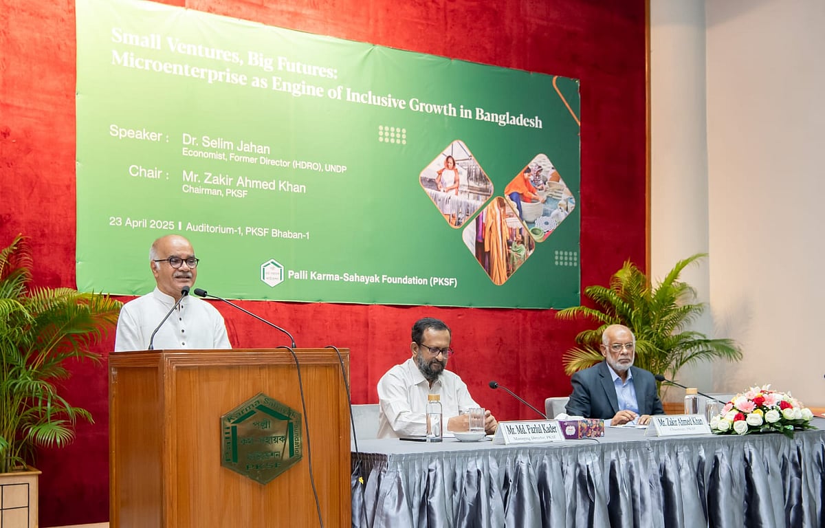 বুধবার রাজধানীর আগারগাঁওয়ে পল্লী কর্ম-সহায়ক ফাউন্ডেশন (পিকেএসএফ) ভবনে আয়োজিত সেমিনারে বক্তব্য দেন অর্থনীতিবিদ সেলিম জাহান