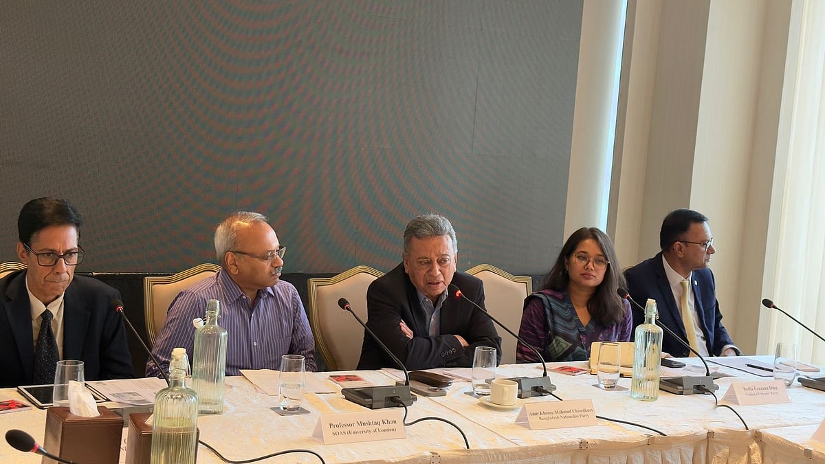 ‘স্বল্পোন্নত দেশ থেকে বাংলাদেশের উত্তরণ: প্রস্তুতি ও বাস্তবতা’ শীর্ষক গোলটেবিল বৈঠকে অতিথিরা। আজ বুধবার রাজধানীর একটি হোটেলে