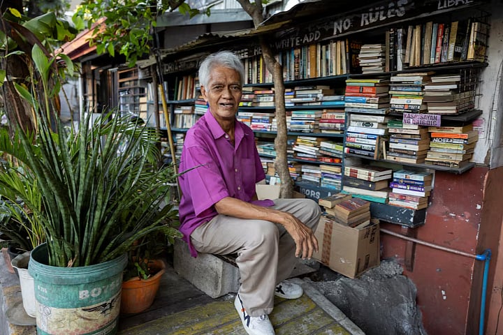 ফিলিপাইনের লাইব্রেরিতে সাজিয়ে রাখা বই