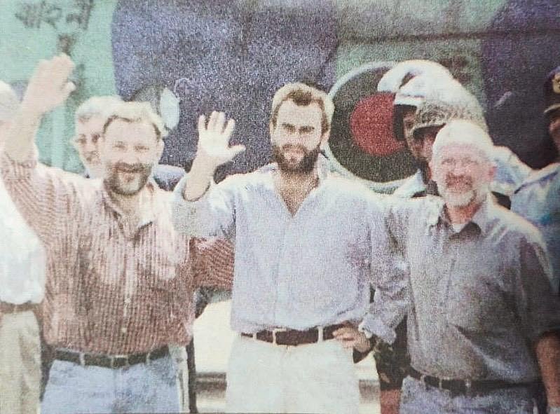 ২০০১ সালের ১৬ ফেব্রুয়ারি রাঙামাটির নানিয়ারচরে অপহৃত হন ডেনমার্কের উন্নয়ন সংস্থা ড্যানিডার তিন কর্মকর্তা। মুক্তি পাওয়ার সাংবাদিকদের উদ্দেশে তাঁরা হাত নাড়ছেন